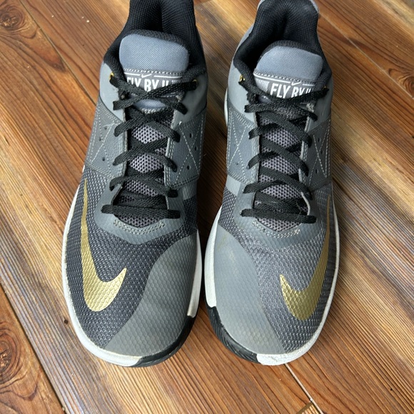 Nike Fly By II low top athletic sneaker gray gold. Men’s 9 - Picture 7 of 9